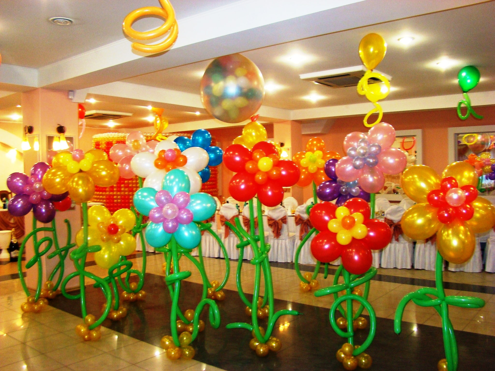 украсить зал цветами шарами